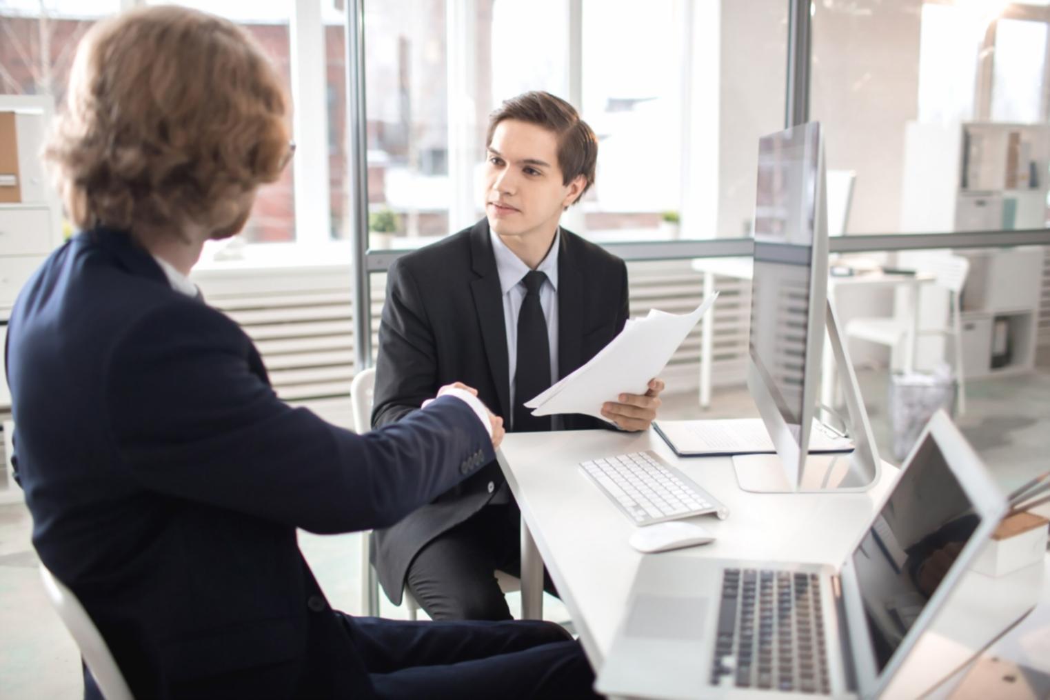 Person arbeitet an Finanzplanung am Computer
